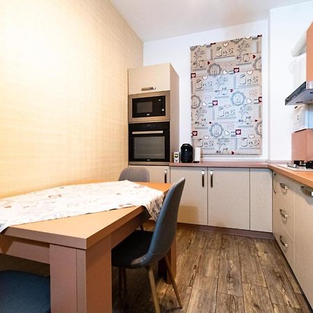 Yan Apartment - Near Mall & Free Private Parking Brașov Exterior foto