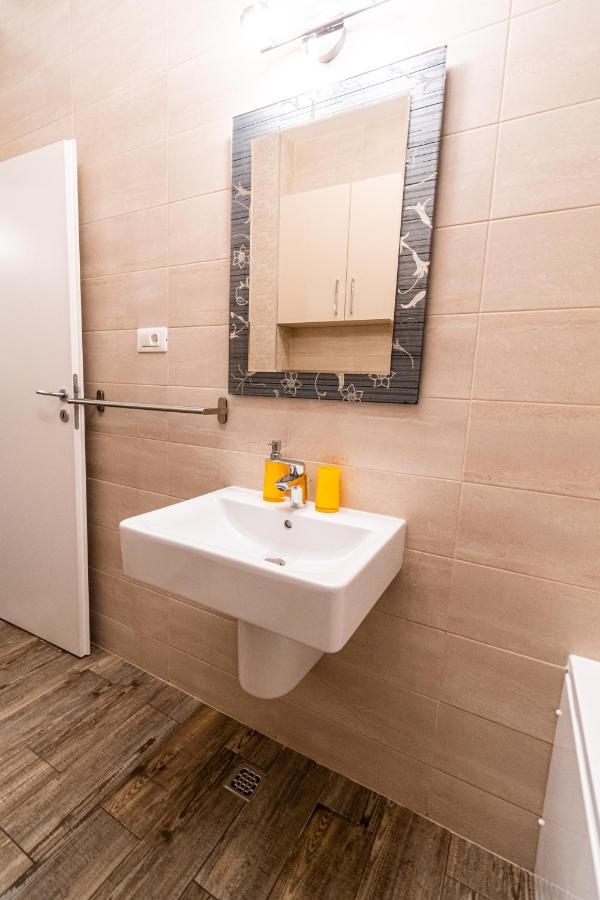 Yan Apartment - Near Mall & Free Private Parking Brașov Exterior foto