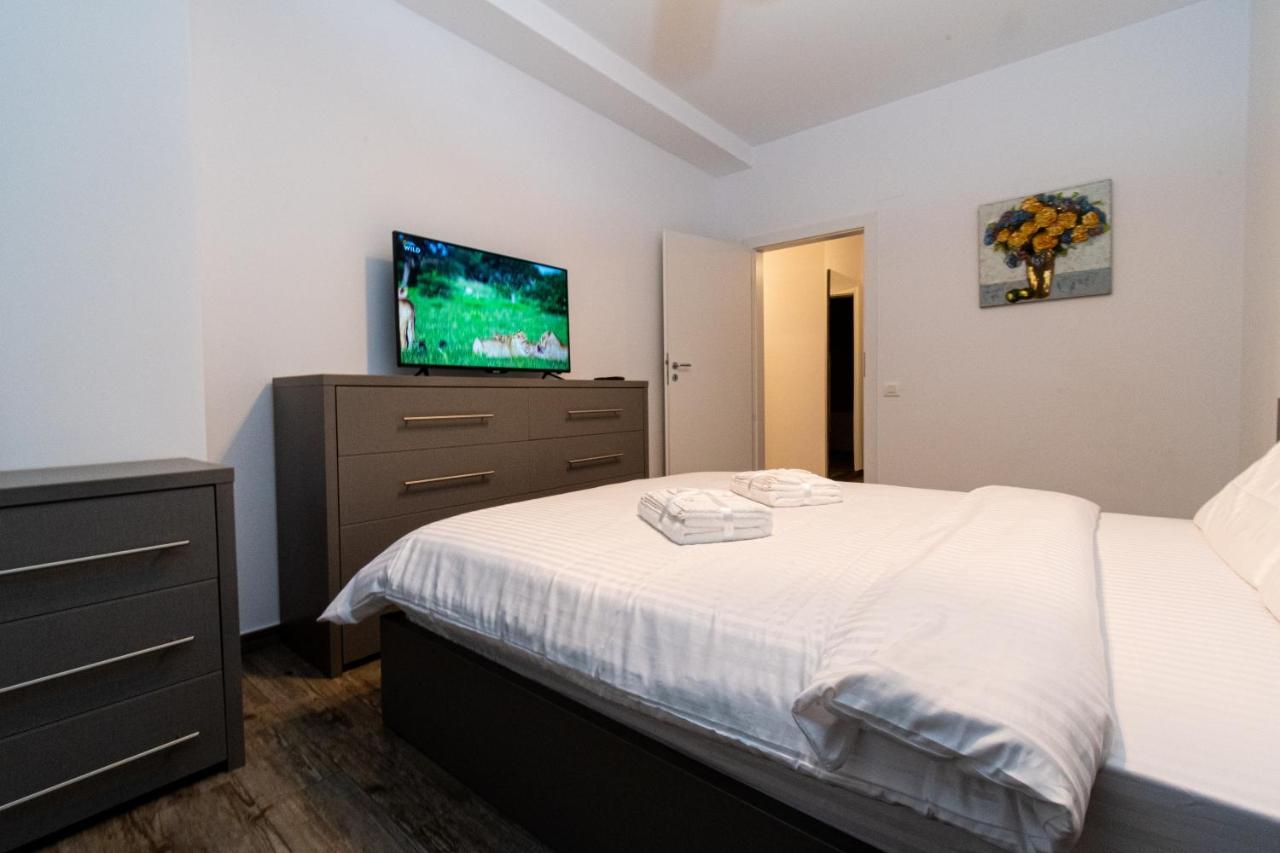 Yan Apartment - Near Mall & Free Private Parking Brașov Exterior foto