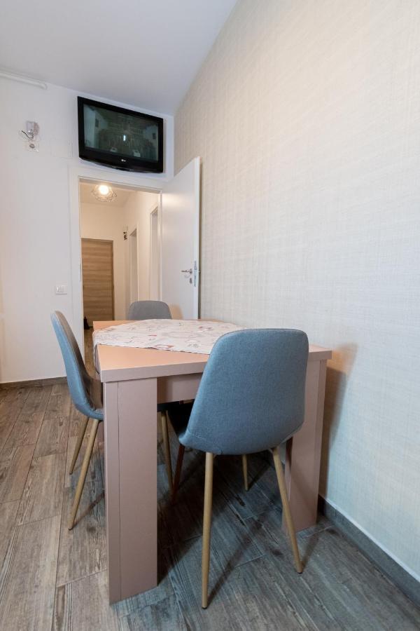 Yan Apartment - Near Mall & Free Private Parking Brașov Exterior foto