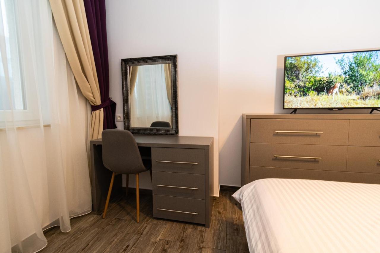 Yan Apartment - Near Mall & Free Private Parking Brașov Exterior foto
