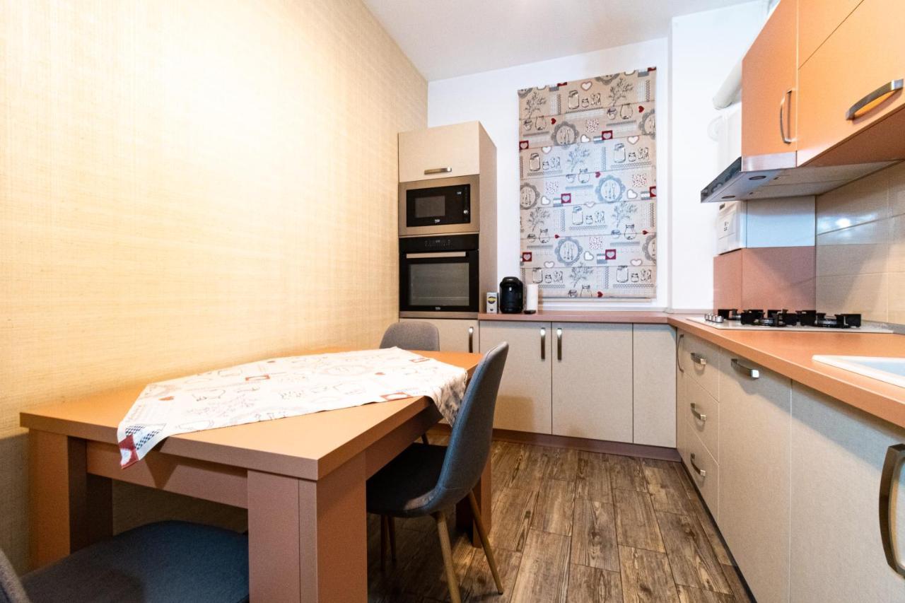 Yan Apartment - Near Mall & Free Private Parking Brașov Exterior foto